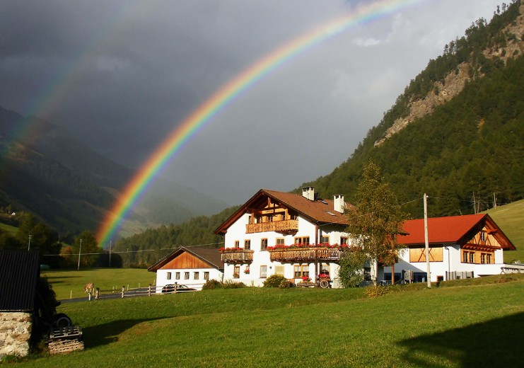 Der Tumpaschin-Hof und Regenbogen