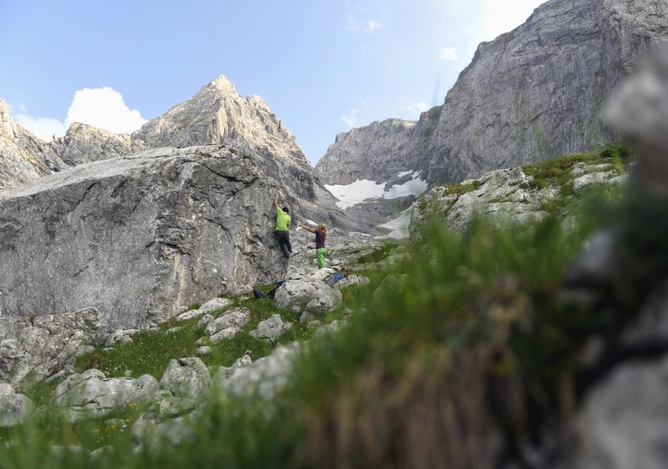 Bouldern bei beeindruckender Szenerie von Blaueisspitze und Hochkalter
