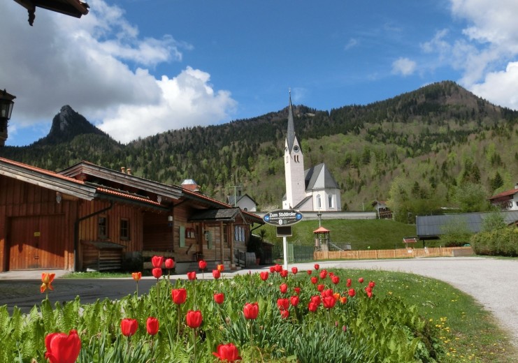 Blick auf den Südtiroler und die Kreuther Kirche